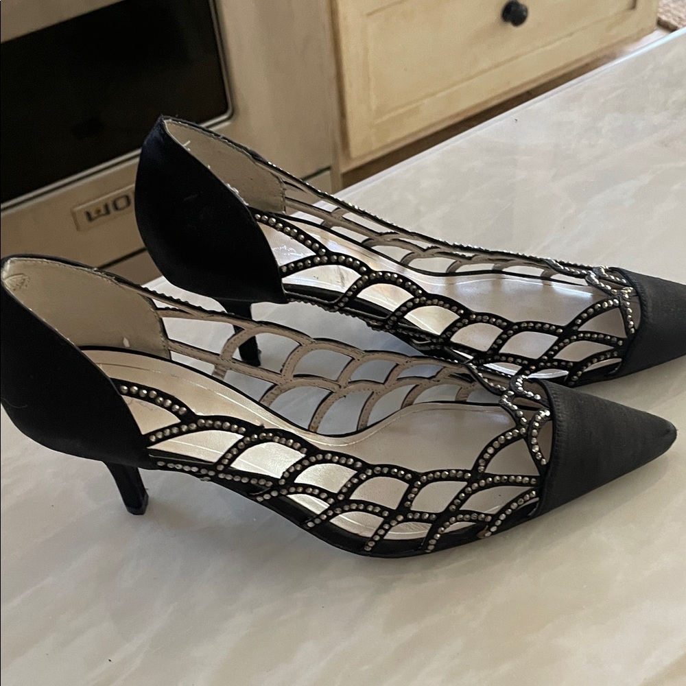 Women's Black Pointed Toe Cutout Kitten Heel Pumps
